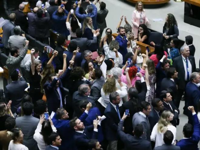 Brasília (DF) - Deputados favoráveis à prisão de Chiquinho Brazão comemoram resultado da votação. - Foto: Lula Marques/ Agência Brasil