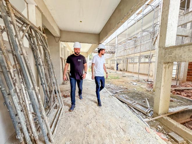 Prefeito Gustavo Nunes informou que os serviços iniciados em janeiro de 2022 entraram na fase de acabamento: assentamento de pisos, revestimento de paredes, pinturas, finalização das redes hidrossanitária e elétrica