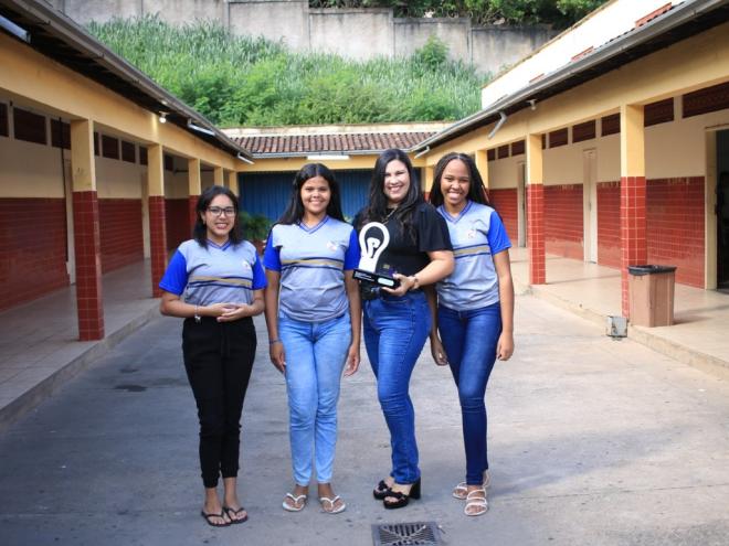 As alunas celebraram com a professora Fernanda Helen a conquista do troféu do Prêmio Aprende Brasil Criativo