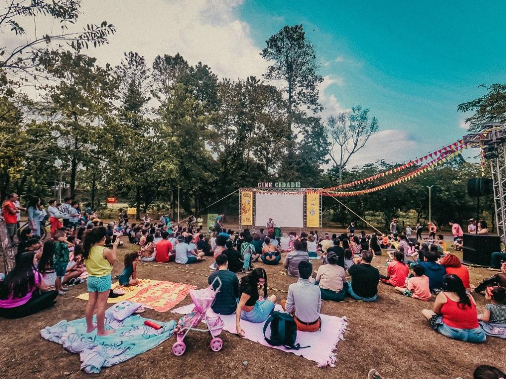 O festival propõe experimentar o cinema ao ar livre, com direito a pipoca grátis e muitas atrações culturais