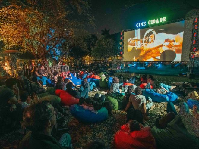 A programação inclui cinema, música e circo