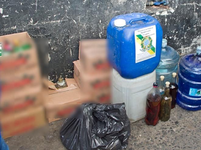 No estabelecimento fechado pela fiscalização, foram encontrados diversos galões de 20 litros com álcool de origem desconhecida, além de equipamentos como suportes para galões de água mineral, que supostamente eram usados para envasamento do líquido em garrafas de 500ml.