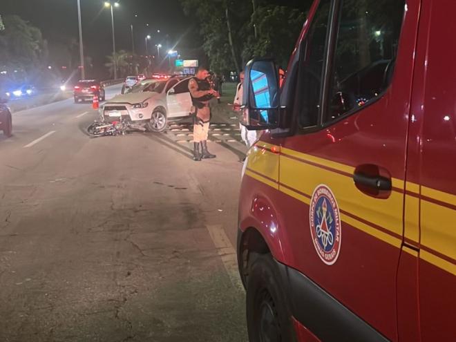 Carro estava na pista do outro lado, atravessou o canteiro central e atingiu o motociclista que trafegava no sentido contrário