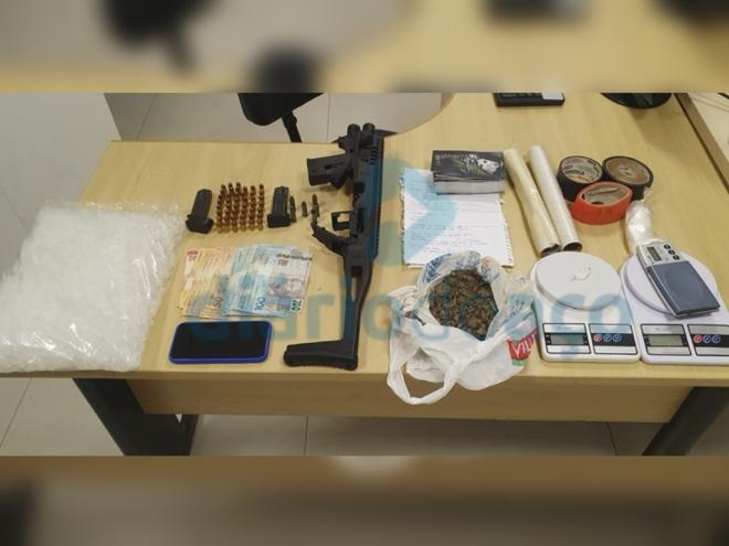 O material apreendido durante a verificação com o suspeito abordado na MG-232
