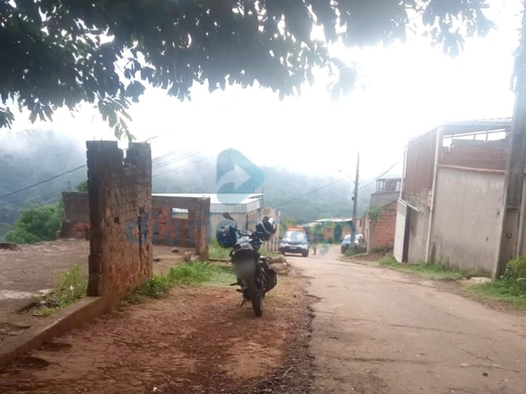 Policiais militares no local do crime, que foi praticado no fim da madrugada deste sábado