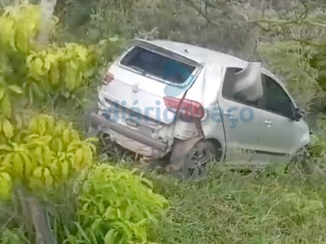 O carro abandonado pelos autores foi removido do local na manhã deste sábado