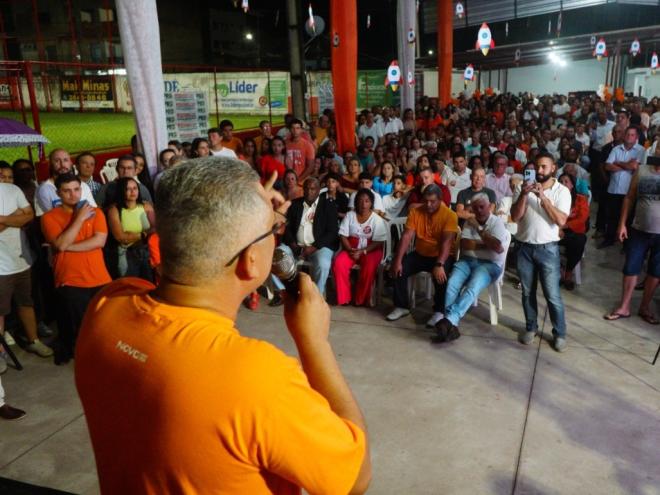 Evento político ocorreu no campo do Vila Nova, no bairro Quitandinha, na noite de sexta-feira (12)