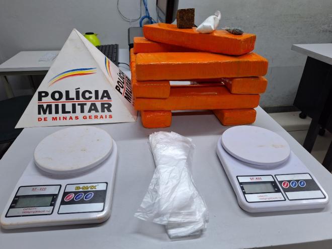 Ao todo foram encontradas nove barras de maconha, duas balanças, sacolinhas plásticas, uma porção de cocaína e duas porções de maconha