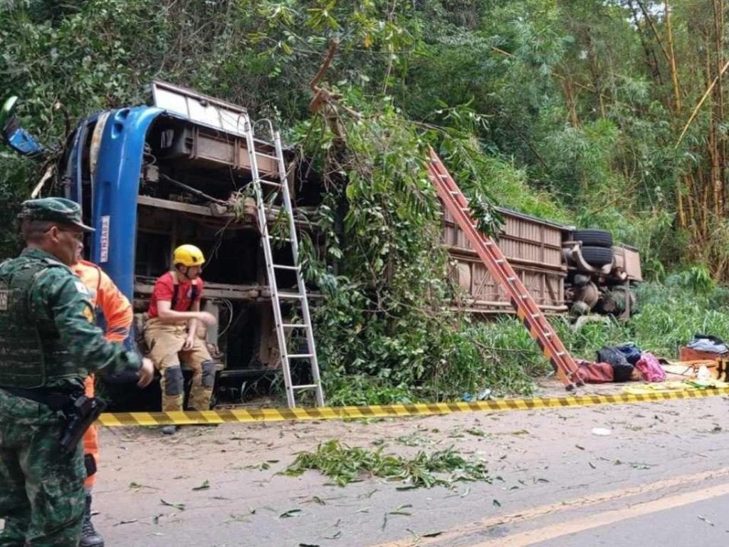 Ainda não se sabe o que levou o coletivo a sair da pista e tombar no meio do mato à margem da MG-120