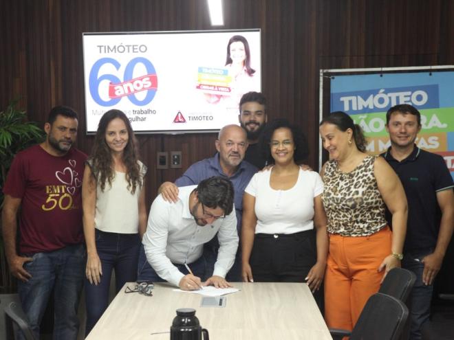 O pacote contempla vários bairros com a realização de obras nas áreas de Educação, Esporte e Lazer e infraestrutura urbana