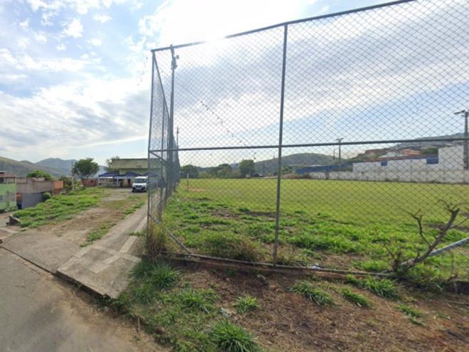 A vitima foi alvo do atentado quando se encontrava no campo de futebol do Morada do Vale