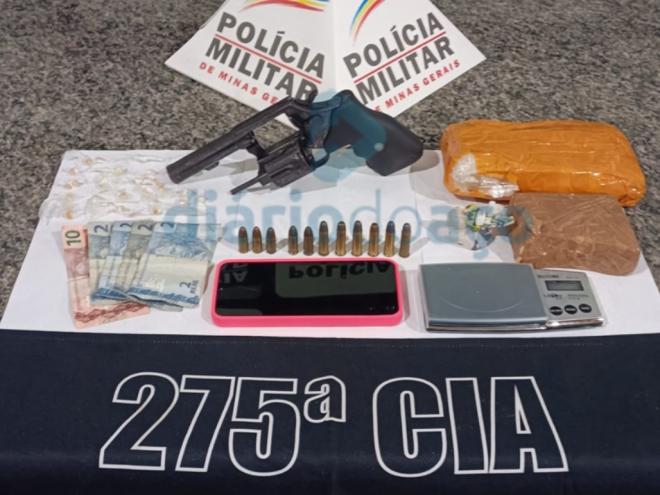 O material apreendido pela PM durante as buscas realizadas na local onde mora o suspeito