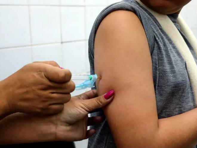 Criança e adolescente de 6 a 16 anos podem se vacinar até 30 de abril