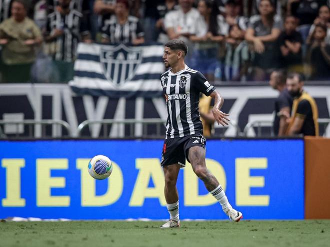 Lateral saiu do jogo contra o Criciúma com uma lesão no joelho esquerdo