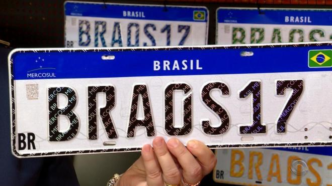 O projeto busca reintroduzir a obrigação de exibir a cidade e o estado na identificação veicular 
