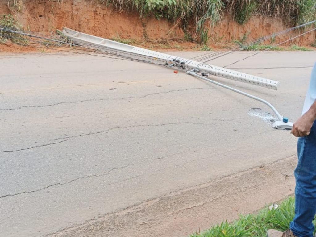 Por causa da queda do poste, o trânsito na MG-232, entre Santana do Paraíso e o bairro Industrial ficou prejudicado no começo da manhã 