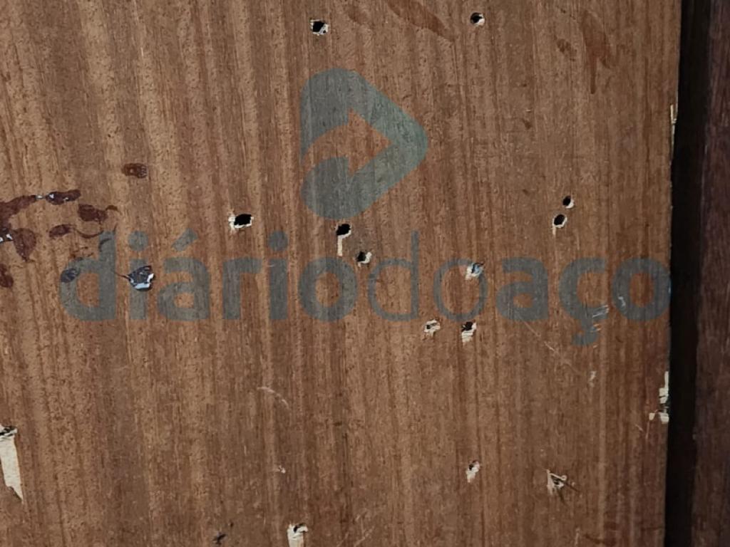 Pablo tentou se esconder atrás desta porta, transpassada pelas balas da pistola 
