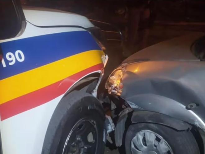 Dois criminosos estavam a bordo de um carro roubado, tentaram escapar de cerco policial, se envolveram em acidente e um deles acabou morto