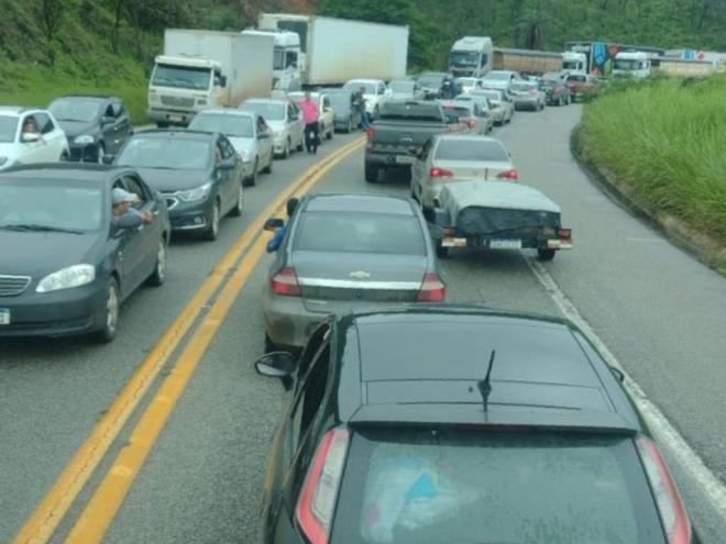 Mesmo com cinco praças de pedágio previstas entre BH e GV, e movimento intenso de veículos o tempo todo, trecho da BR-381 não tem atraído concessioárias 