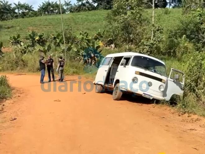 Policiais civis estiveram no local do crime em Caratinga
