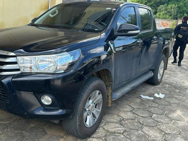 Um dos veículos apreendidos é essa Toyota Hilux 