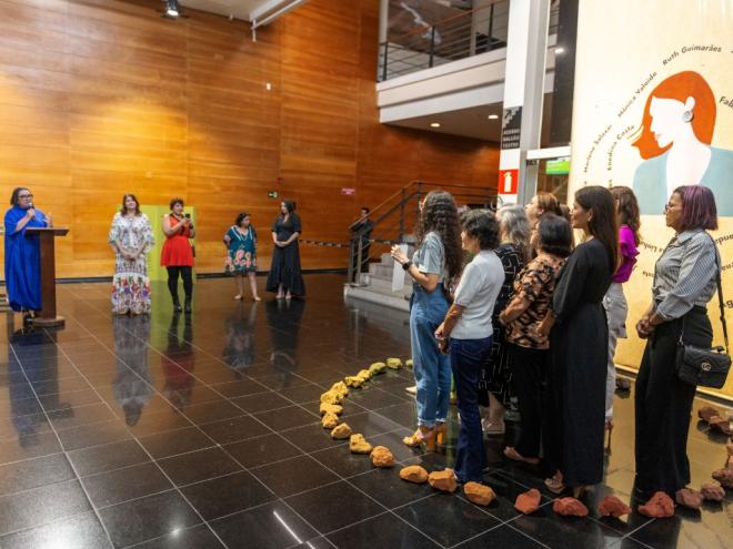 A curadora Mary Arantes (E) na abertura: ''oferenda''