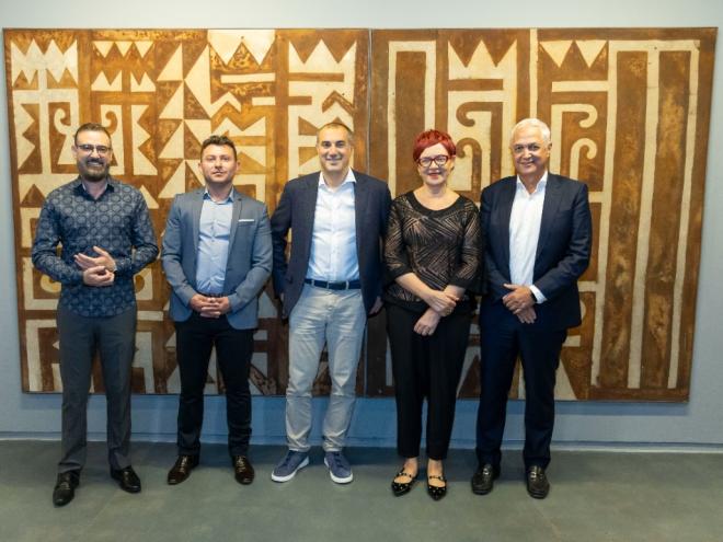 Secretário de Cultura, Leônidas Oliveira, curador Rodrigo Vivas, Emanuele Cappellano, presidente da Stellantis para América do Sul, Ana Vilela, gestora cultural da Casa Fiat de Cultura, e Marcelo Chara, presidente da Usiminas