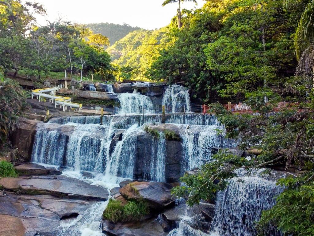 Santana do Paraíso também é marcada por cachoeiras, dentre elas, a Cachoeira Paraíso