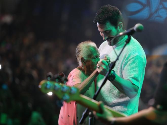 A fã, Dona Margarida, foi chamada ao palco pelo padre Fábio de Melo 