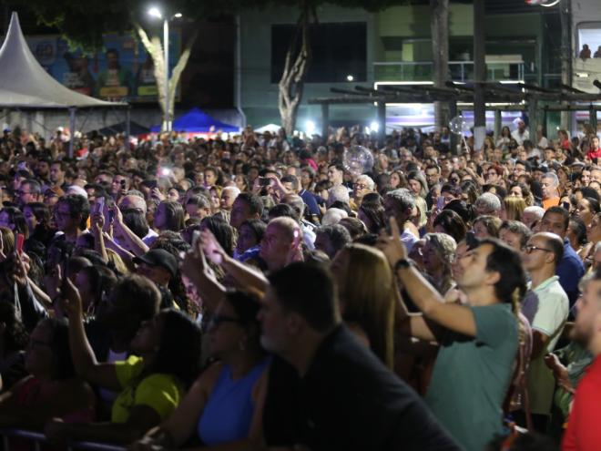 Público na Praça 29 de Abril 
