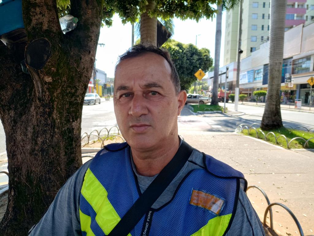 Dámerson Barbosa, 59, mototaxista, bairro Macuco ''Gosto de Timóteo, mas a cidade precisa melhorar muito na sua infraestrutura, há muitas ruas cheia de buracos, precisa melhorar as vias e parar de fazer quebra-molas porque atrapalha muito''. 