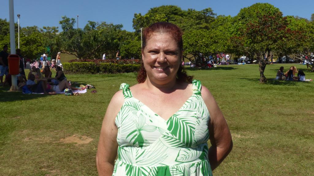 Elaine Aparecida de Almeida Silva, 47, vigilante da prefeitura. “Foi bastante acolhedora. Na verdade, Ipatinga é uma cidade acolhedora. Tem mais de 20 anos que eu moro aqui. Eu gosto da tranquilidade do município. Acho que por ser uma cidade que é até grande, é muito tranquila. Principalmente em questões de segurança. Para mim, trata-se de uma cidade que cuida bem da população. E cuida muito bem da paisagem”.