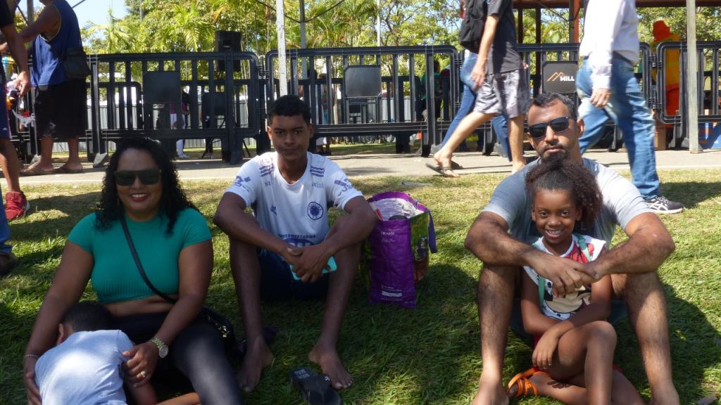 Cláudio Domingues dos Santos, 37, motorista. “A festa foi muito boa, a população lotou o Parque Ipanema. É muito especial vir com meus familiares para comemorarmos juntos o aniversário da cidade. Eu fui no show do Dunga, da Maria Marçal. Voltei para o show do Di Paullo e Paulino e irei no César Menotti e Fabiano. Ficarei aqui o dia inteiro, vou para a casa só tomar um banho e voltar”.