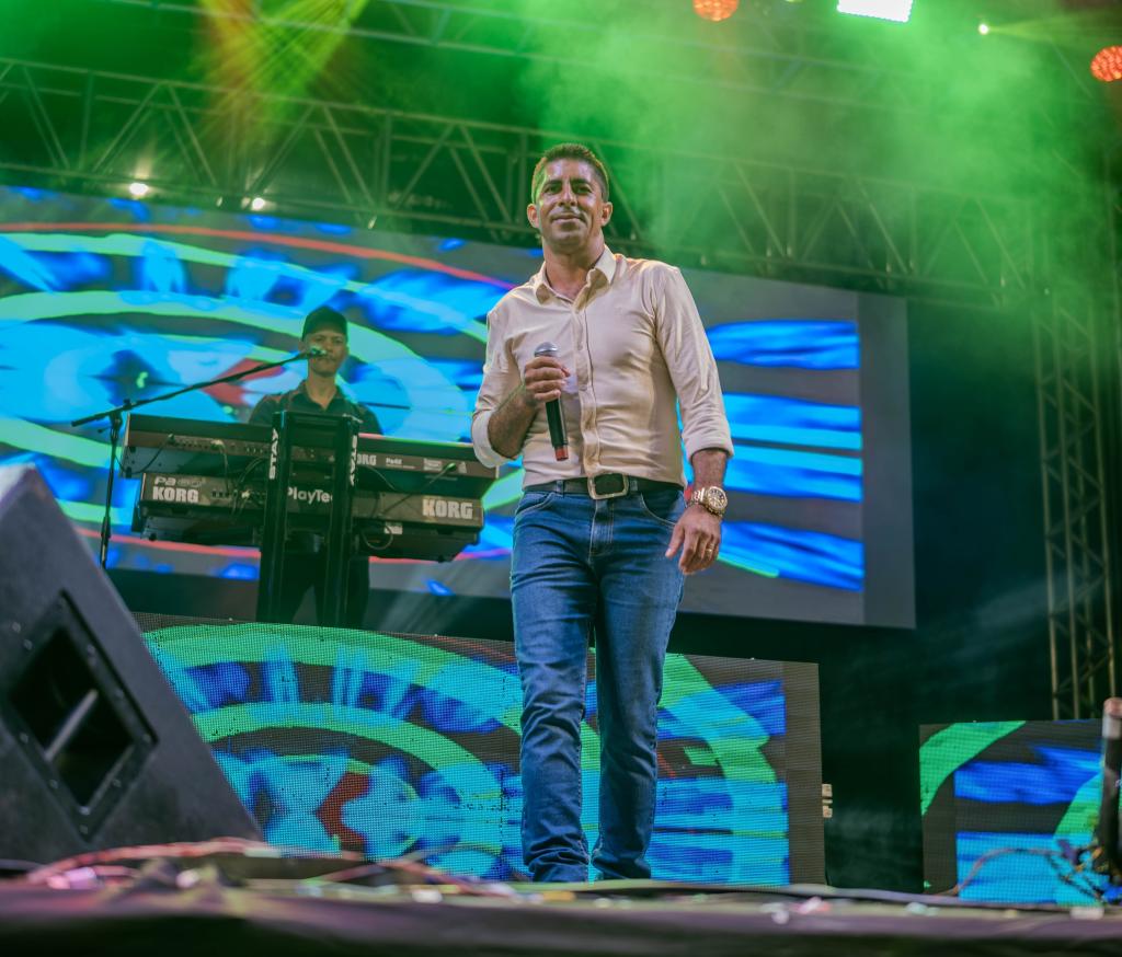 O cantor e instrumentista Dimas e Seus Teclados colocou o público para dançar com hits do forró raiz