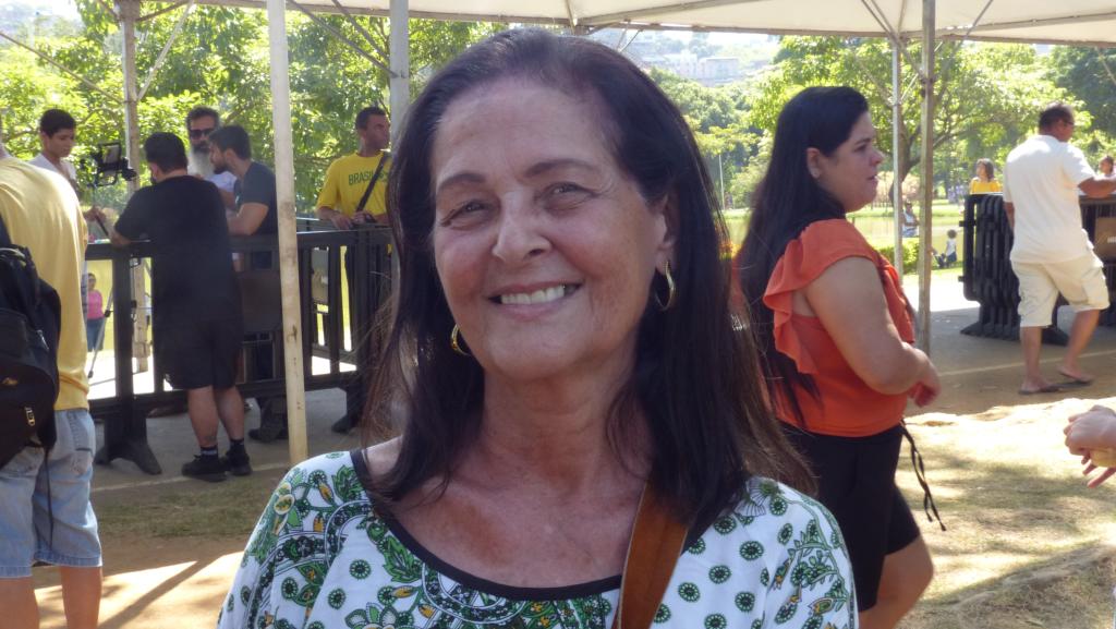 Suely Lopes, 71, aposentada e empresária.  “Percebo que a situação que estamos vivendo hoje em dia é diferente. O Dia do Trabalhador deveria ter muitas comemorações, mas estamos com muita dificuldade de encontrar esse trabalhador. Então temos que rever esses conceitos para retornar com o bom mercado de trabalho. Não estamos conseguindo mão de obra. Sou aposentada e meu marido também, mas nós oferecemos trabalho. Sempre fui empresária. Atualmente, na área de construção, no mercado informal”.