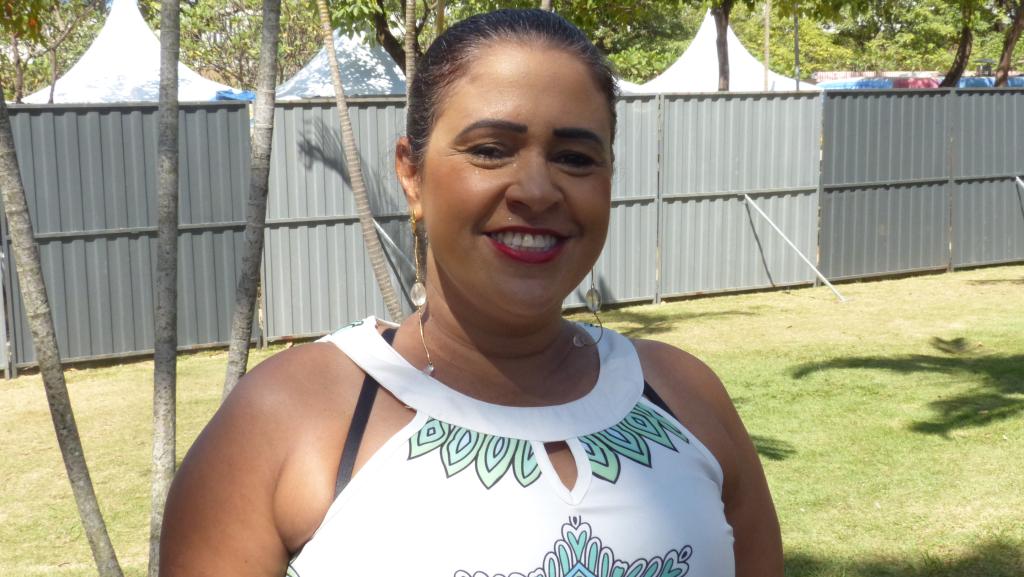 Daisy Gonçalves Soares Santos, 50, cuidadora.  “Para mim, o Dia do Trabalhador não é somente o 1º de maio. Nós merecemos ser celebrados todos os dias. Para mim, o mercado de trabalho está excelente. Hoje eu sou cuidadora, mas também já trabalhei na avenida 28 de Abril, no Centro. Eu era vendedora. O comércio está fornecendo bastante trabalho, as pessoas que não querem trabalhar. Comecei a trabalhar cedo, minha carteira foi assinada com 14 anos”. 