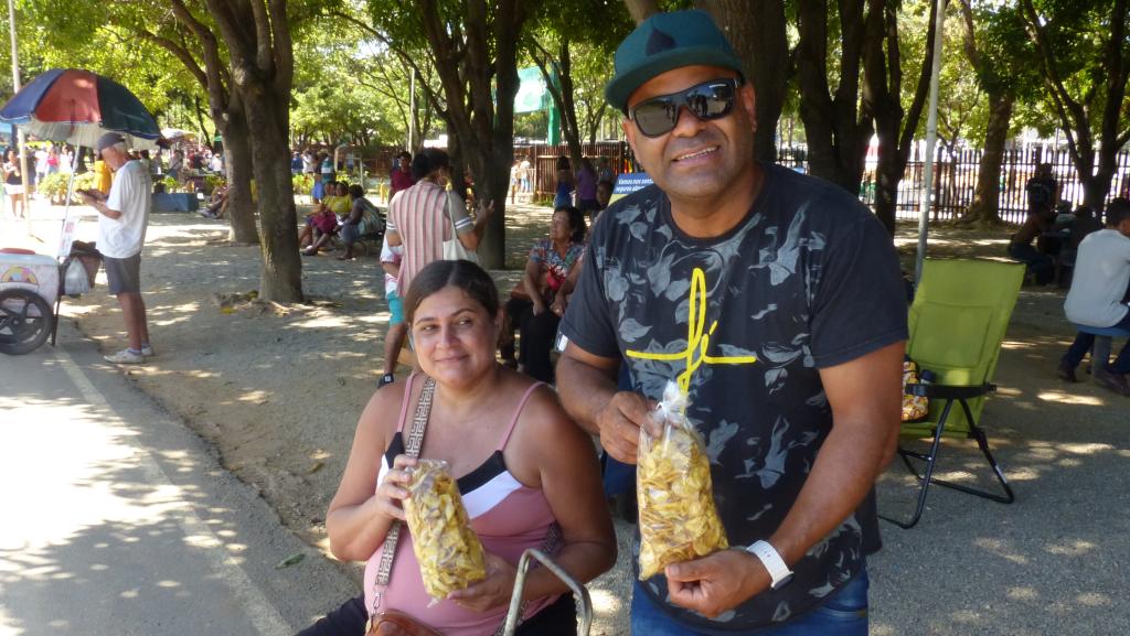 Eder Lopes, 40, vendedor.  “O Dia do Trabalhador é um dia muito especial para quem trabalha. Ainda mais para quem mora em Ipatinga. Todo mundo tira seu dia para vir ao Parque Ipanema. Essa data é muito boa para os comerciantes, que trazem seus quitutes, bolos, biscoitos e bananinhas fritas. Em questões de melhorias, acho que poderíamos ter mais qualidade de vida. No parque, por exemplo, seria bom colocar mais dias de coleta de lixo. Ajudaria tanto quem vende quanto quem passeia”. 