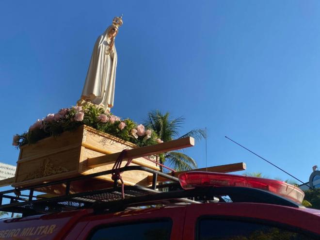 Para receber a imagem, houve um desfile em carro aberto do Corpo de Bombeiros, saindo do Horto  