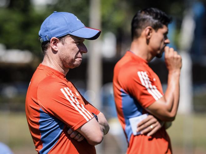 Técnico Fernando Seabra precisa de uma vitória na Colômbia