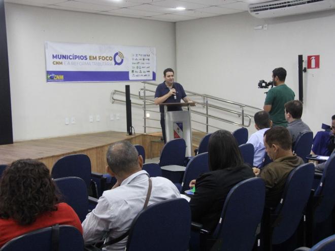 Encontro reuniu prefeitos e representantes de diversos municípios da região para debater os textos leis complementares para a regulamentação da Reforma Tributária
