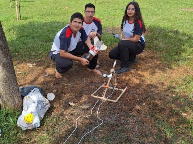 Alunos durante a execução do projeto no dia 25 de abril