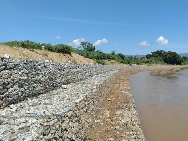 Muro de contenção de aproximadamente 600 metros foi construído às margens do rio Piracicaba para prevenir danos às tubulações de esgoto