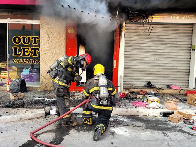 O Corpo de Bombeiros esclarece que em muitos casos o fogo pode ser resultado de sobrecarga elétrica