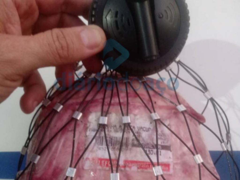 O sensor, que estava afixado com a peça de carne, disparou o alarme ao passar pela porta do supermercado