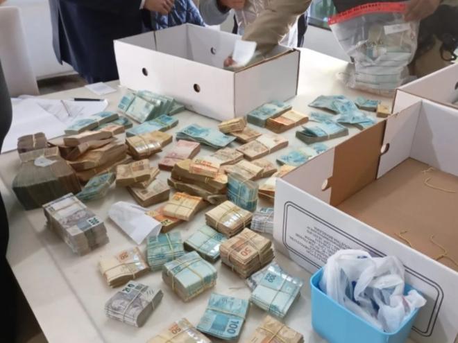 Os alvos da Operação são investigados pela prática de crimes de associação criminosa, sonegação fiscal, falsidade ideológica e lavagem de dinheiro
