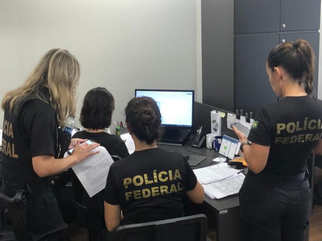 Políticos, empresários, influenciadores digitais e até um 'coach' estão no alvo das investigações sobre notícias falsas relacionadas à catástrofe climática no RS