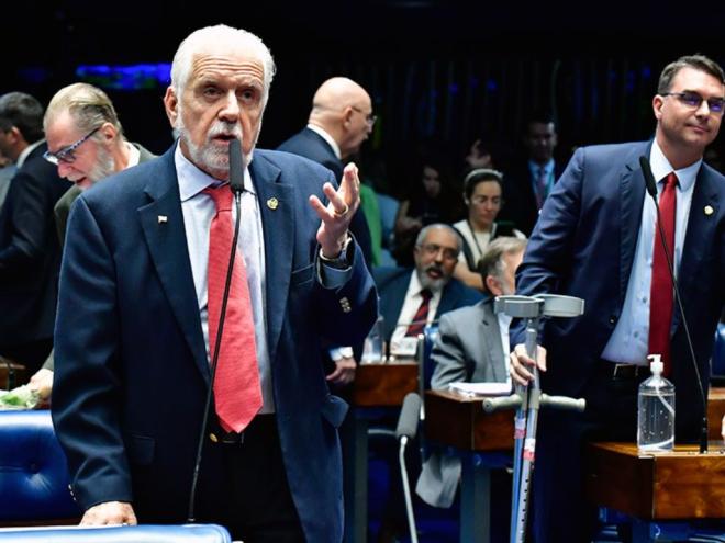 Jaques Wagner foi o relator do projeto: ''É um seguro solidário. O valor deve ser entre R$ 50 e R$ 60 por ano. É para ajudar aqueles que não conseguem um seguro privado''. Foto - Waldemir Barreto/Agência Senado