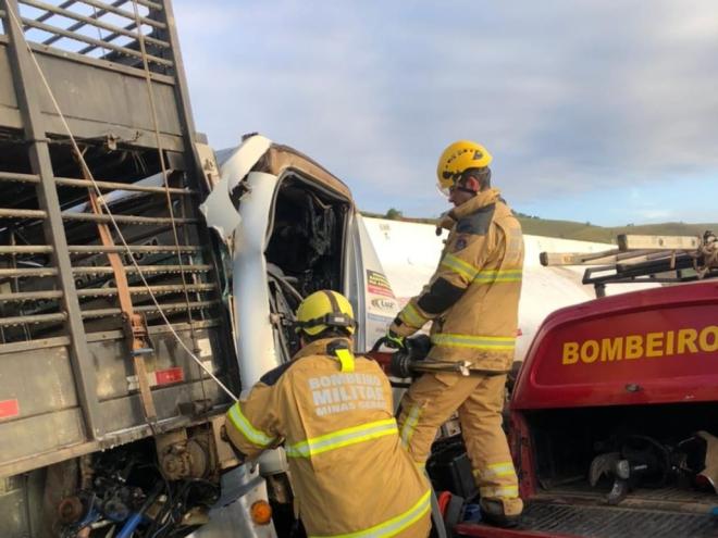 Motorista de um dos caminhões morreu, ficou preso entre as ferragens e o corpo foi resgatado pelos bombeiros