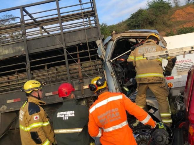Sinistro aconteceu na madrugada desta sexta-feira e até as 9h de hoje a BR-262 funcionava no sistema 'pare e siga'