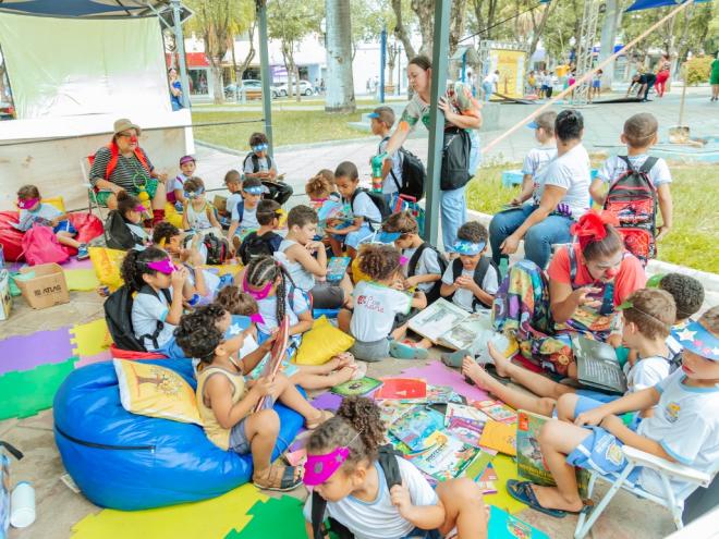 A contação de histórias é uma das boas atrações na praça